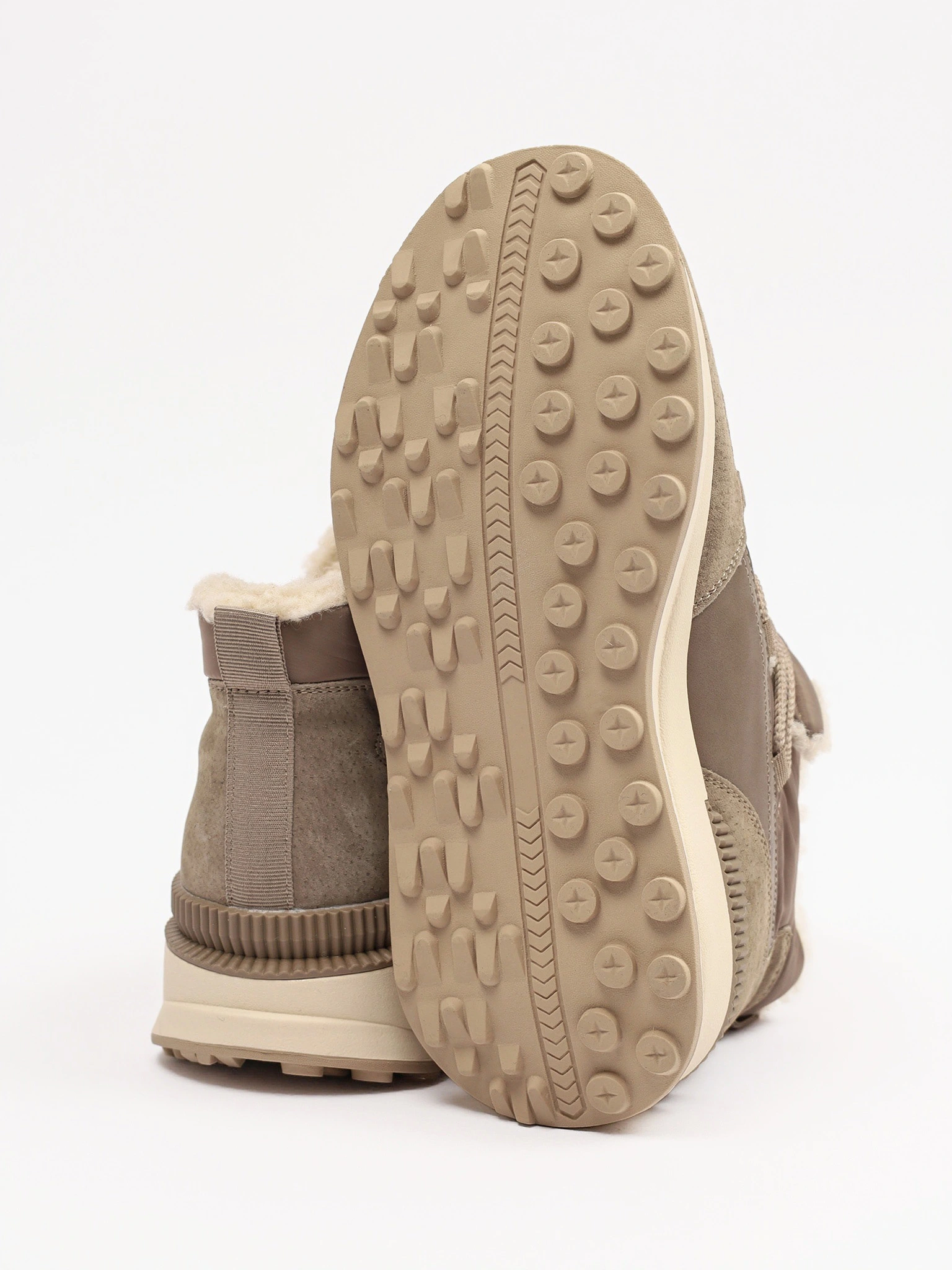 Ботинки комбинированные бежевого цвета на контрастной средней подошве